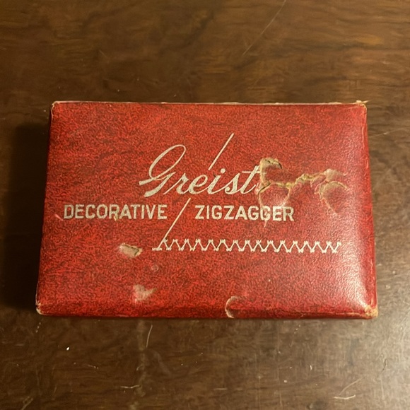 🔥HOST PICK Zigzagger Sewing Machine Attachment Greist Vintage Box, Accessories - Picture 2 of 4